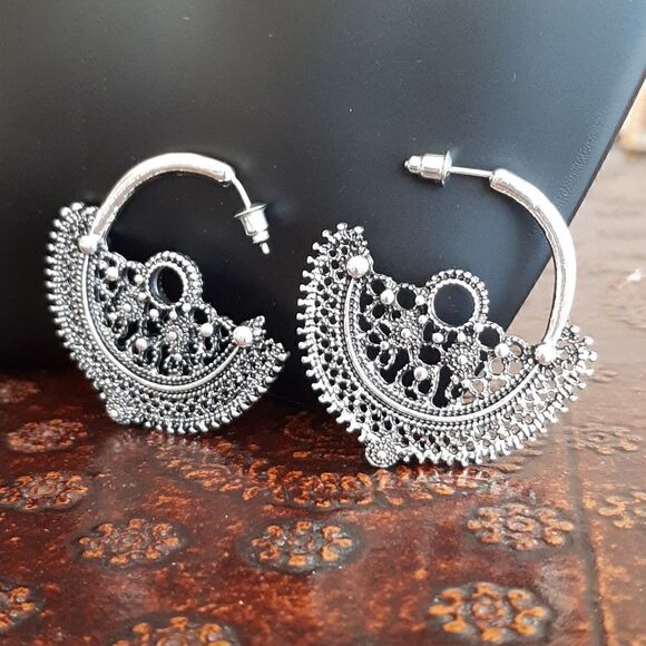 NWOT  Boho style lace hollow carved flower C shaped earrings - Picture 3 of 5